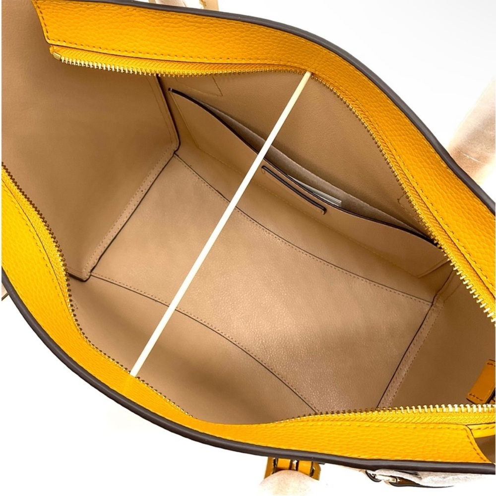 Michael Kors Voyager EW Tote Bag
Leather Marigold - Picture 5 of 9